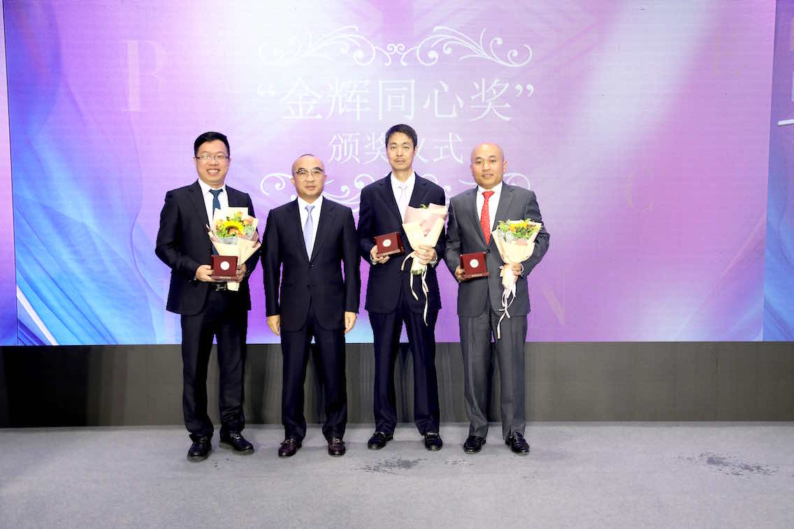 林定强先生与集团执行总裁林宇先生为获奖代表颁奖