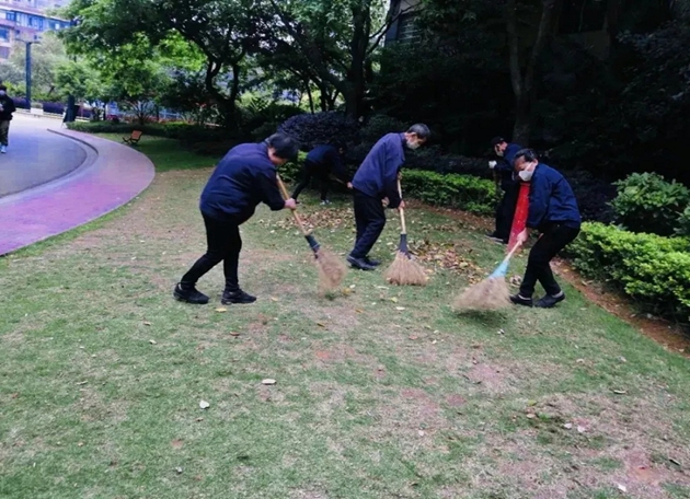 金辉物业工作人员园区维护