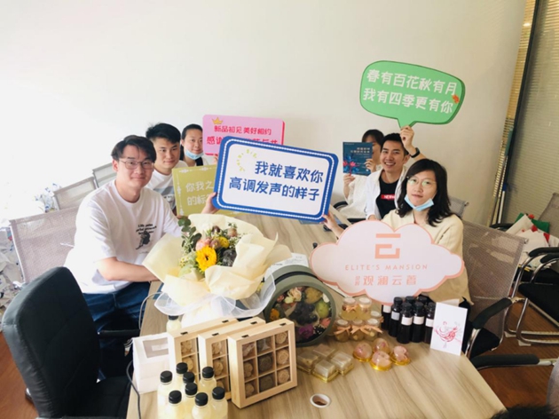 媒体合影配图